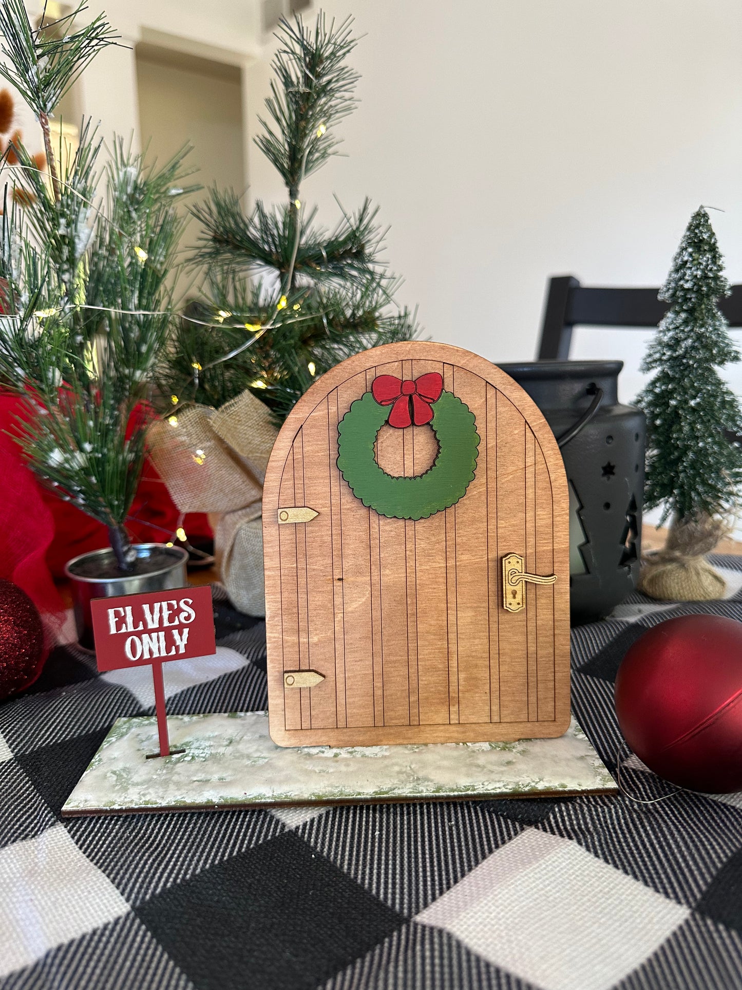 Elf on the shelf standing door with magic dust