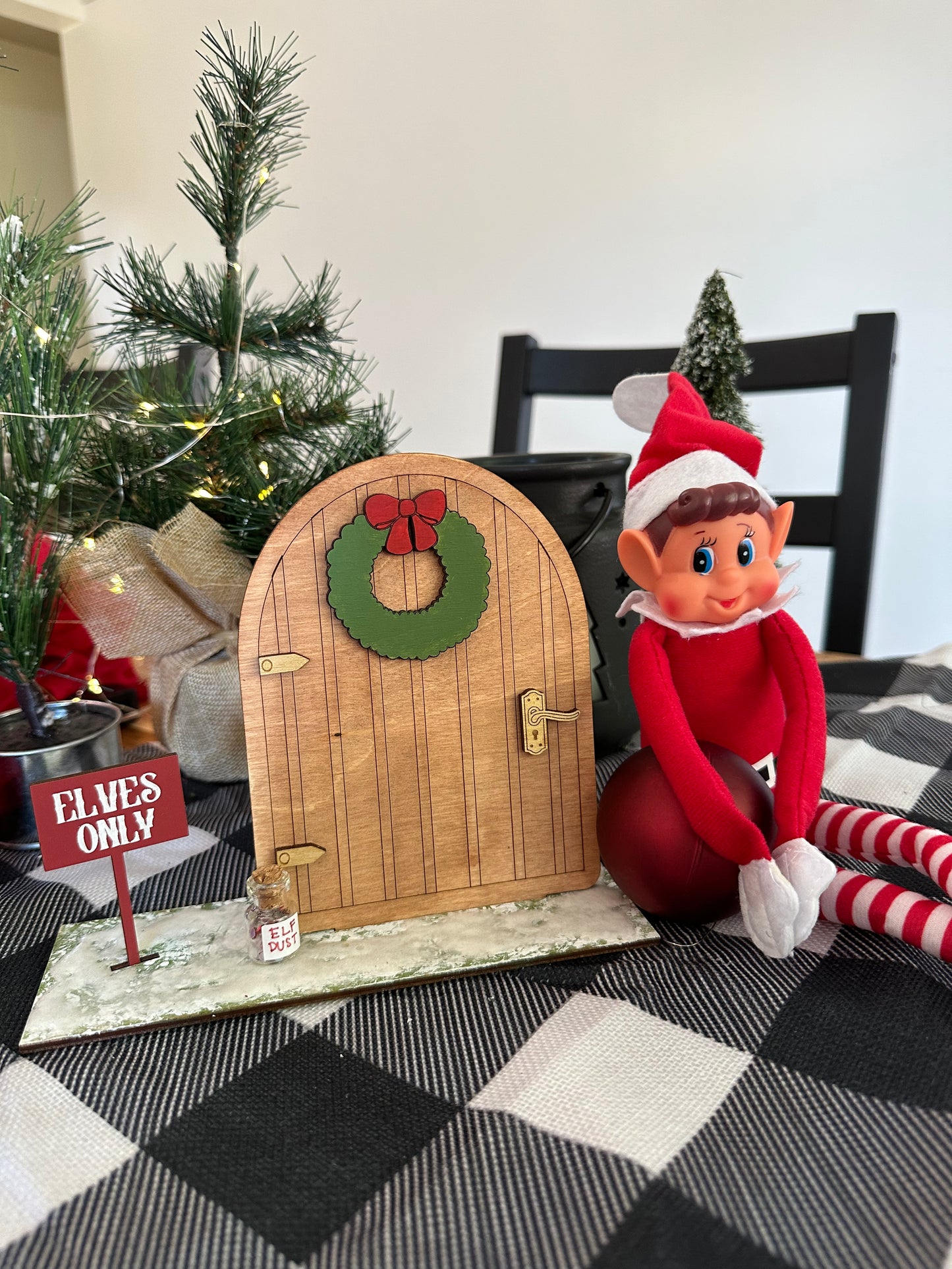 Elf on the shelf standing door with magic dust